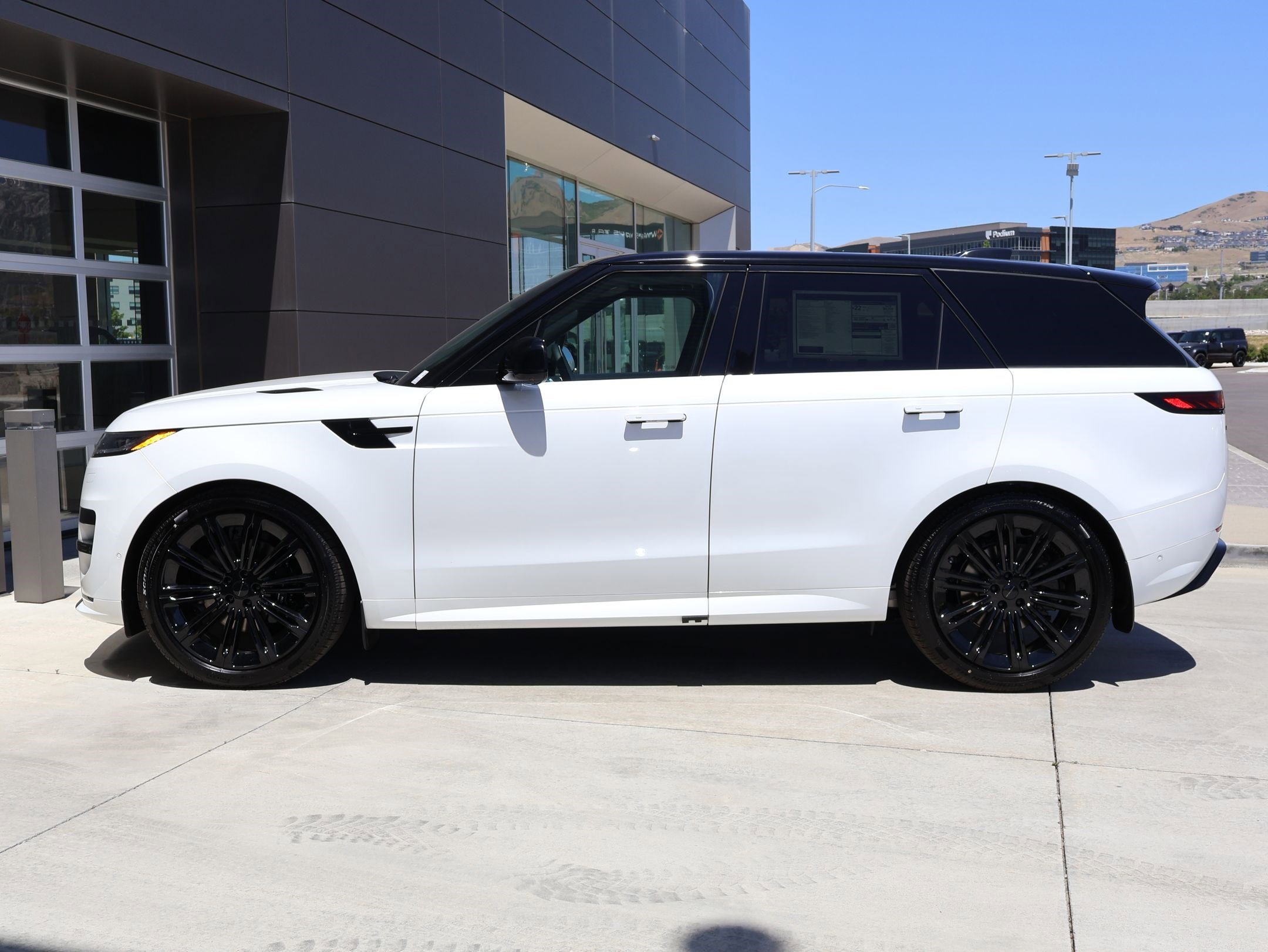 New 2026 Ostuni Pearl White LAND ROVER P400 Dynamic SE image 9