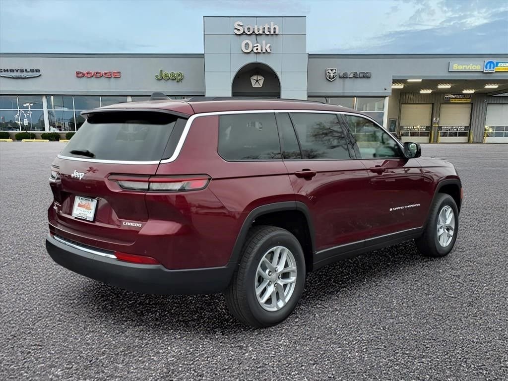 Used 2025 Red Jeep Laredo image 3