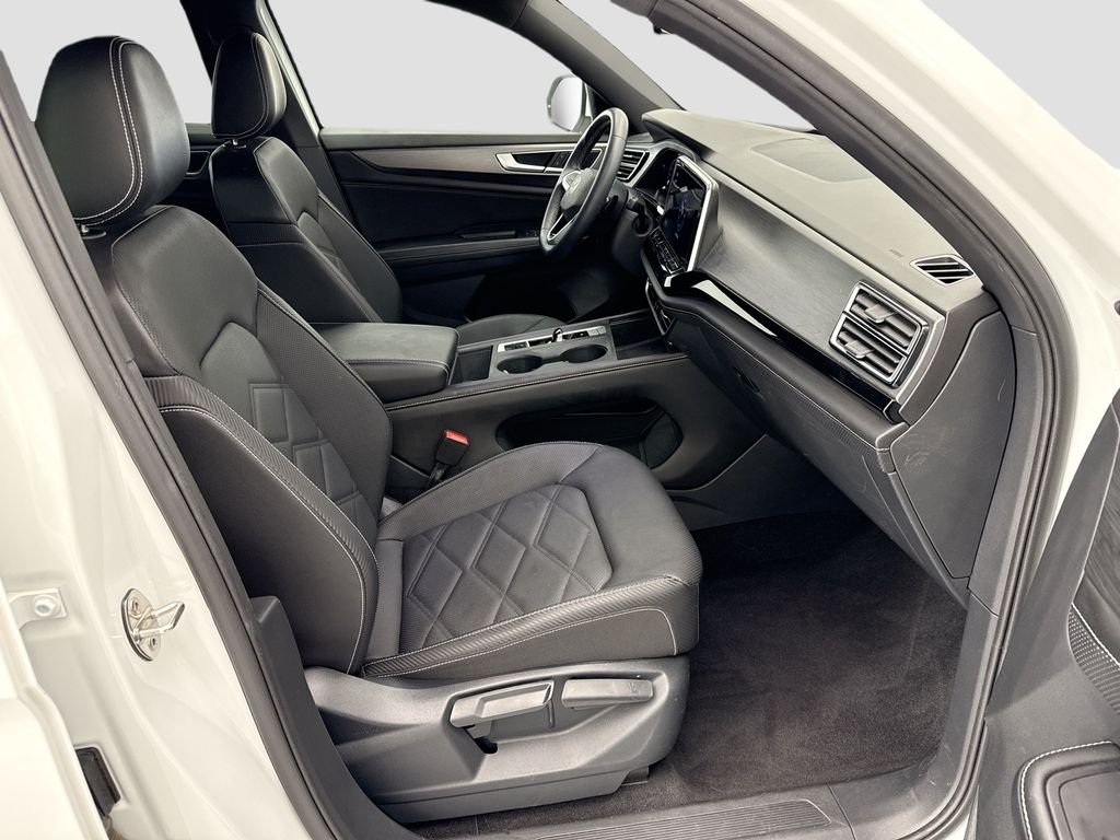 Used 2024 Pure White Volkswagen 2.0T SE image 18