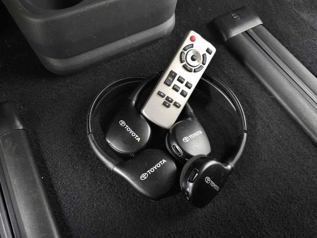 Used 2022 Pearl Toyota XLE image 33
