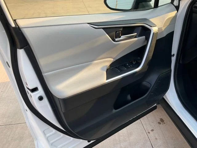 Used 2019 White Toyota XLE Premium image 5