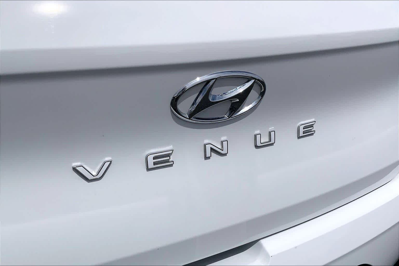 Used 2025 Lunar White Hyundai SEL image 31
