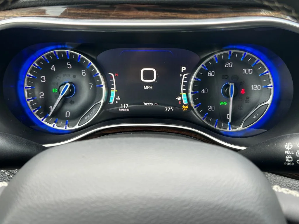 Used 2023 White Chrysler Limited image 21