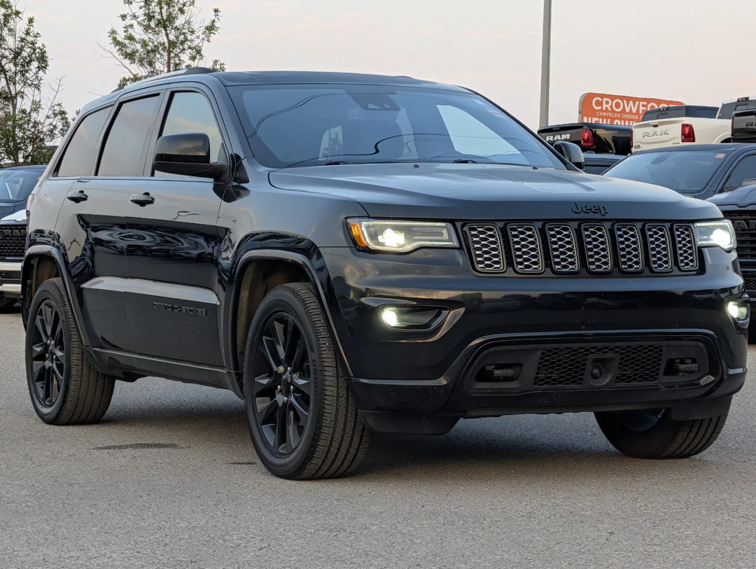 Used 2020 Black Jeep Altitude - - 4x4 - Leather Seats - Power Sunroof - Navigation & More! image 2