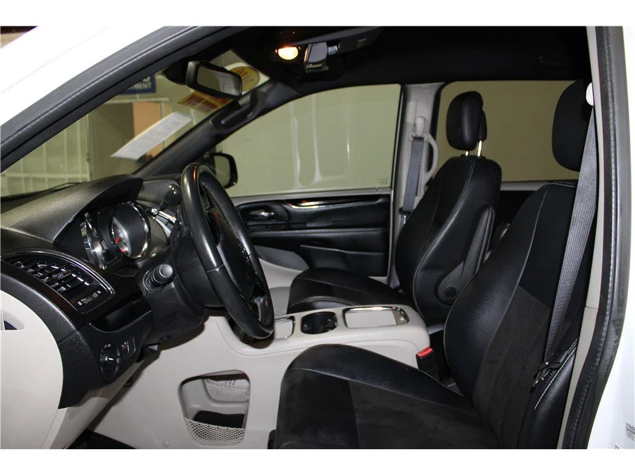 Used 2019 White Knuckle Clearcoat Dodge SXT image 10