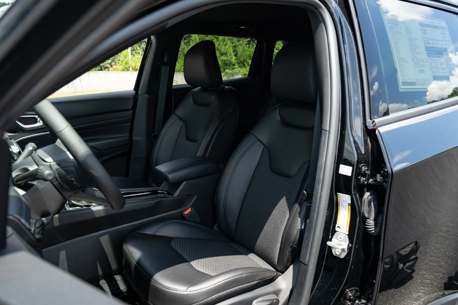 New 2026 Diamond Black Crystal Pearl-Coat Exterior Paint Jeep Latitude image 15