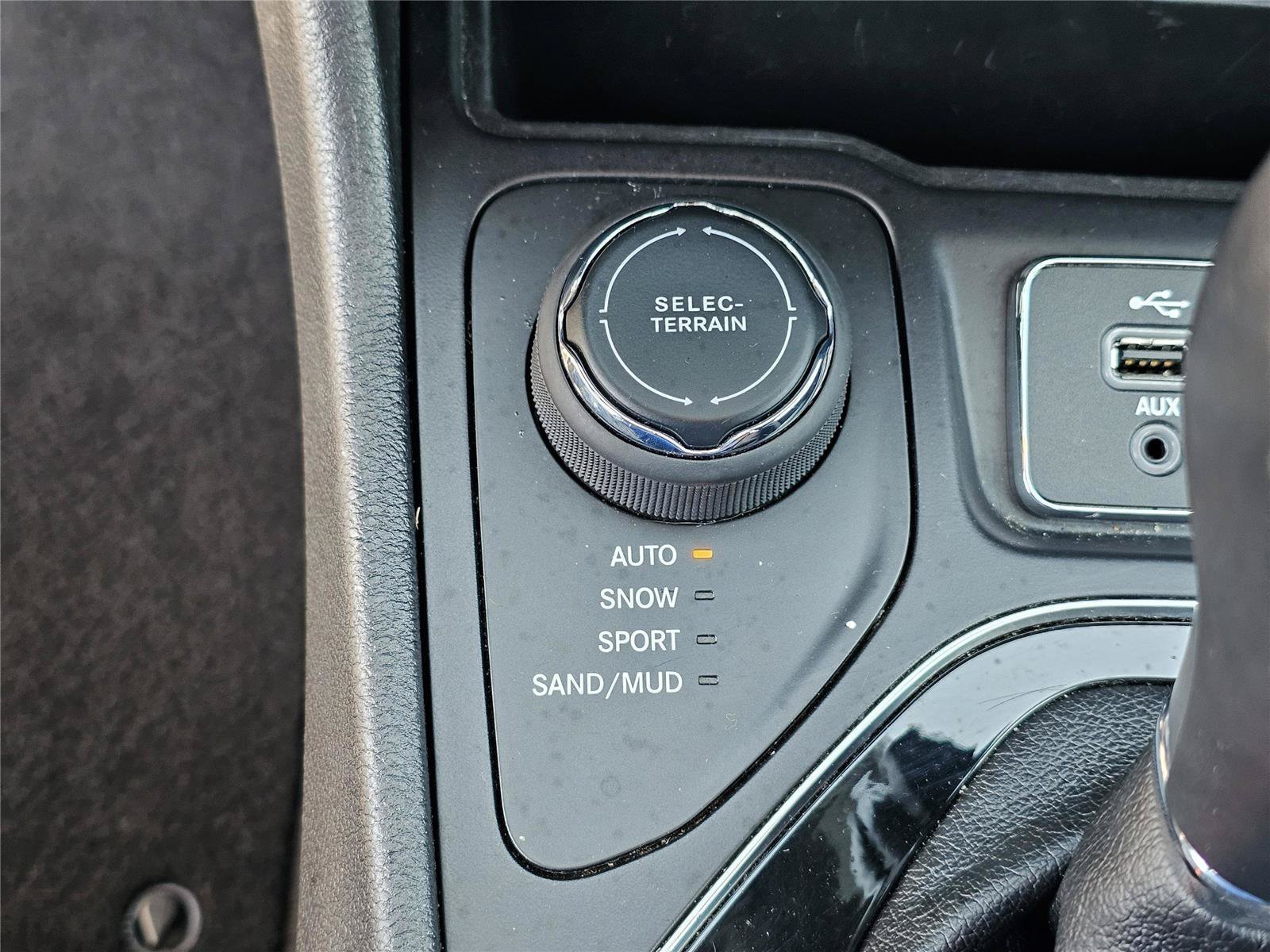 Used 2019 Billet Silver Metallic Clearcoat Jeep Limited image 28