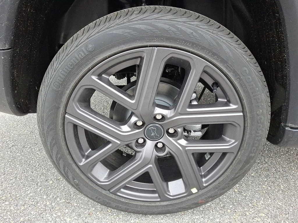 New 2026 Black Jeep Latitude image 4