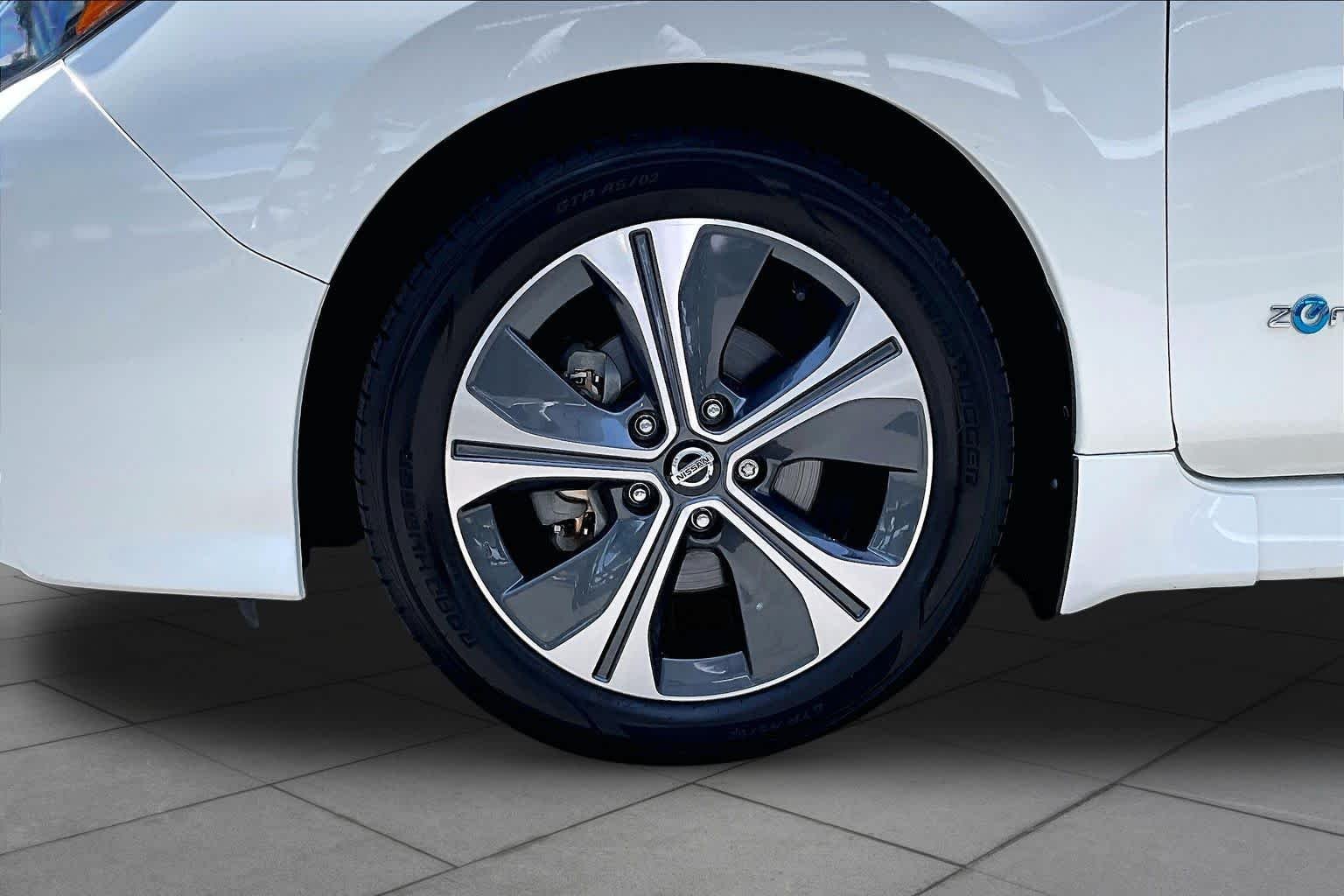 Used 2019 Pearl White Tricoat Nissan SV image 10