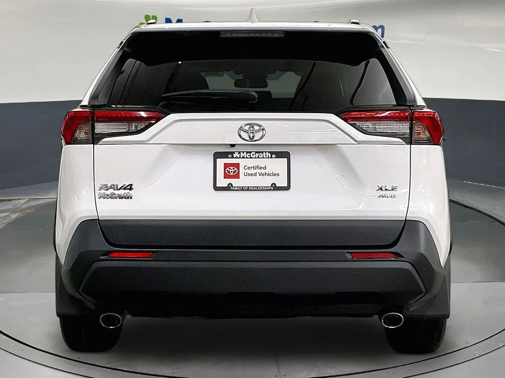 Used 2020 White Toyota XLE image 6