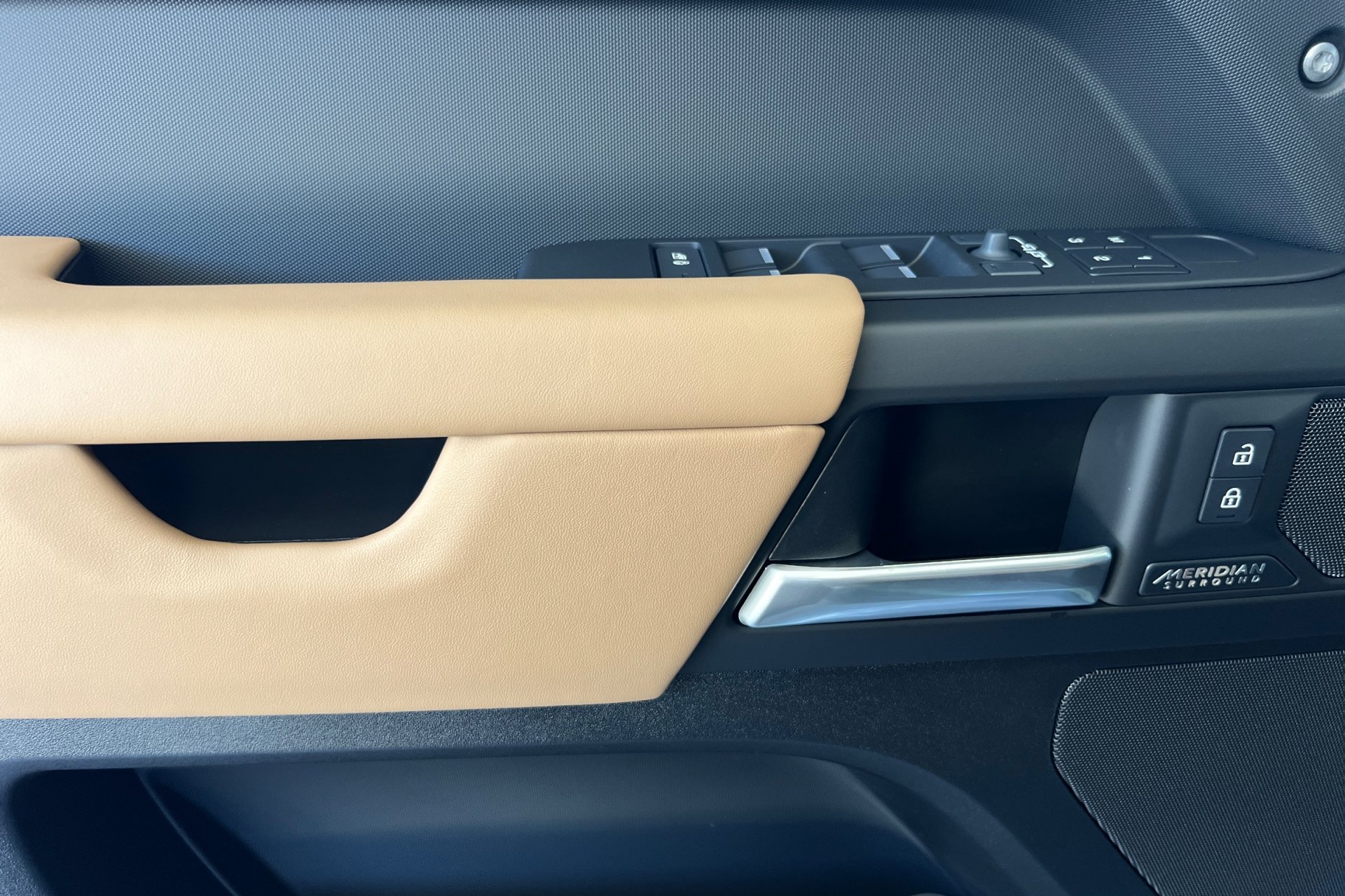 New 2026 Woolstone Green Land Rover X-Dynamic SE image 14