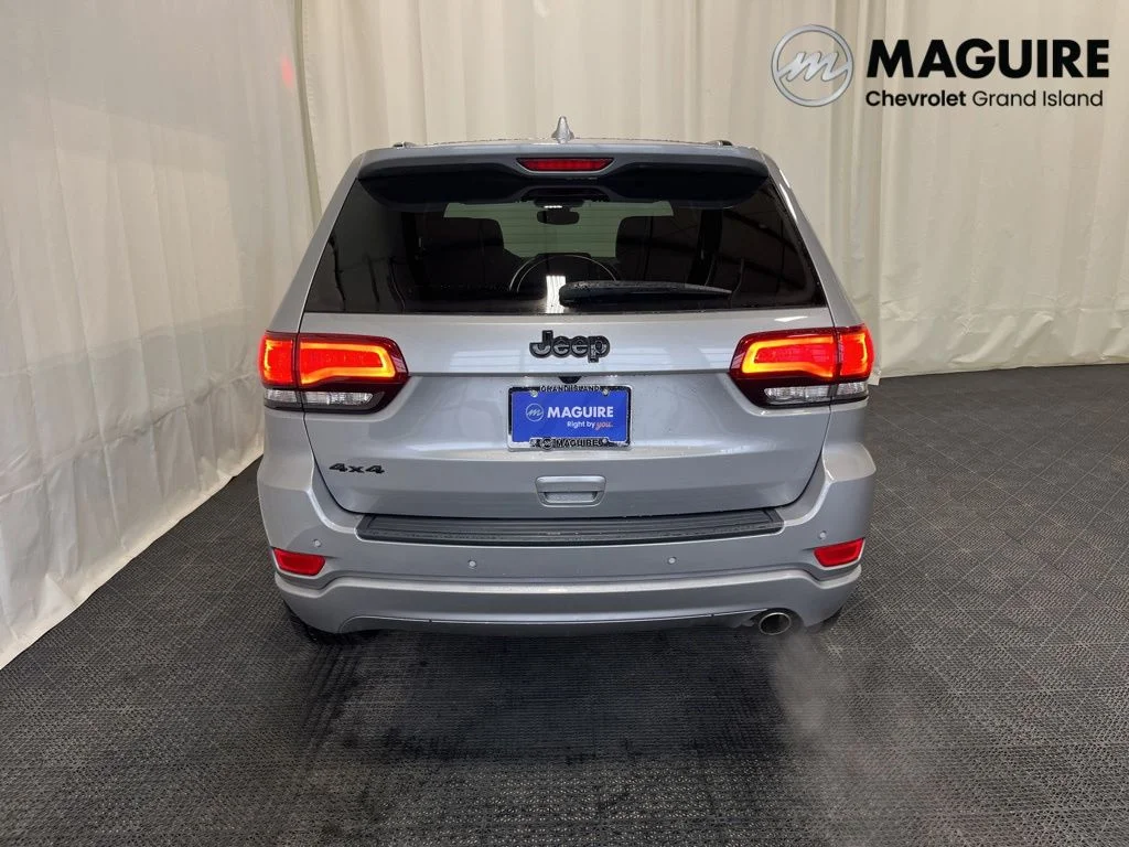 Used 2019 Silver Jeep Altitude image 27