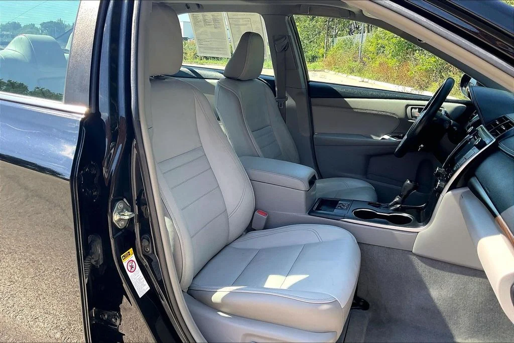 Used 2016 Black Toyota XLE image 6