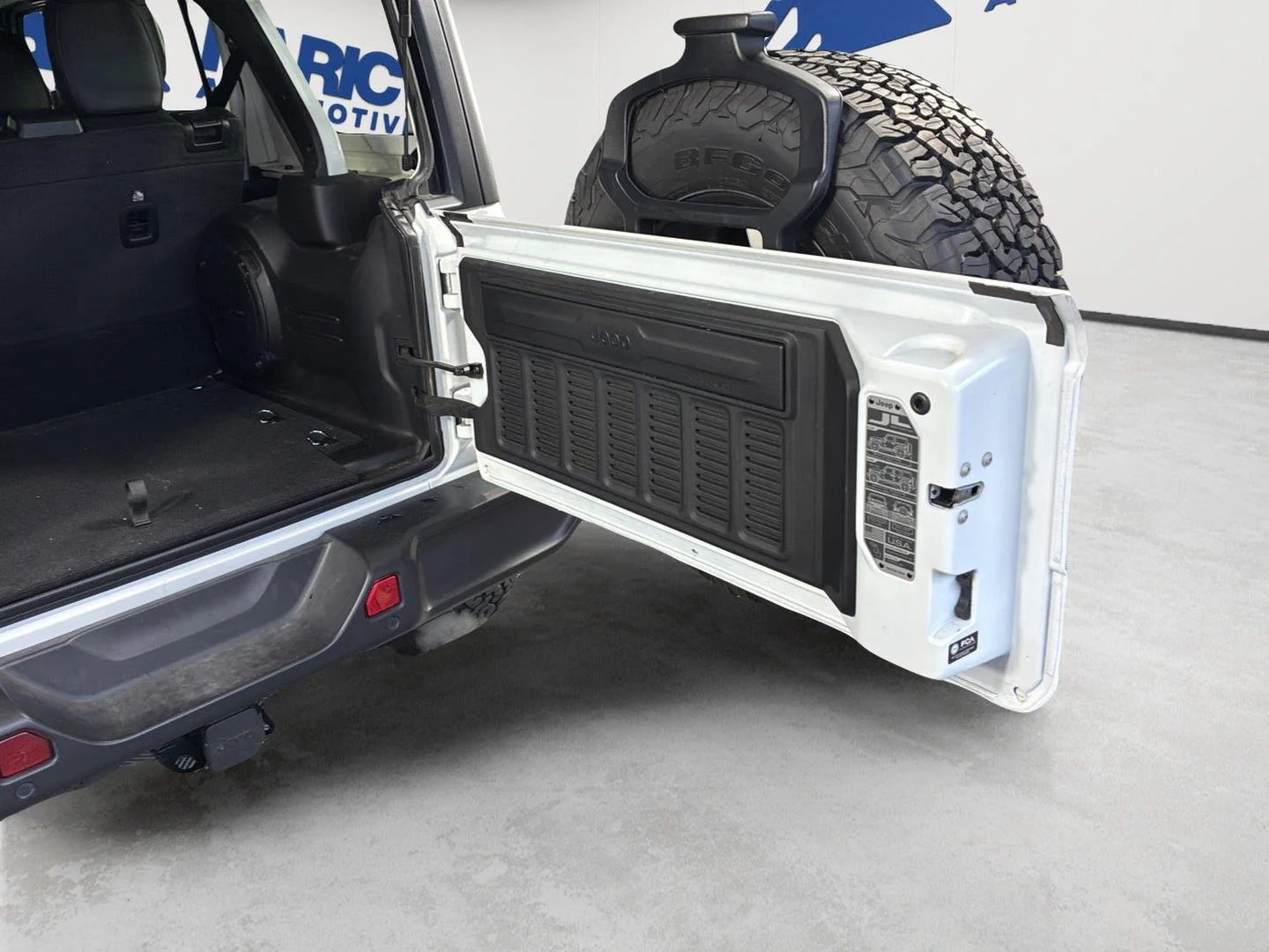 Used 2025 Bright White Clearcoat Jeep Rubicon image 13