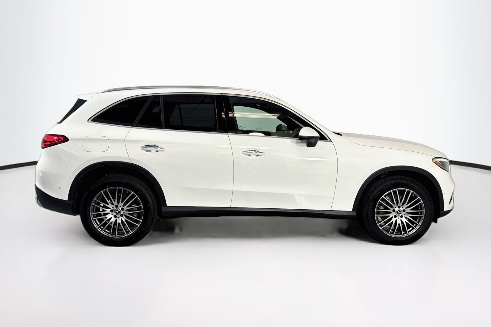 New 2026 Polar White Mercedes-Benz GLC 300 image 4