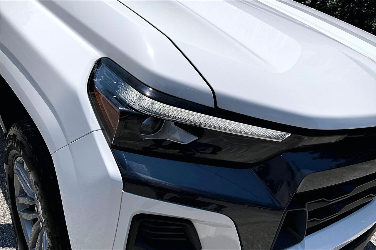 Used 2025 White Chevrolet LT image 32