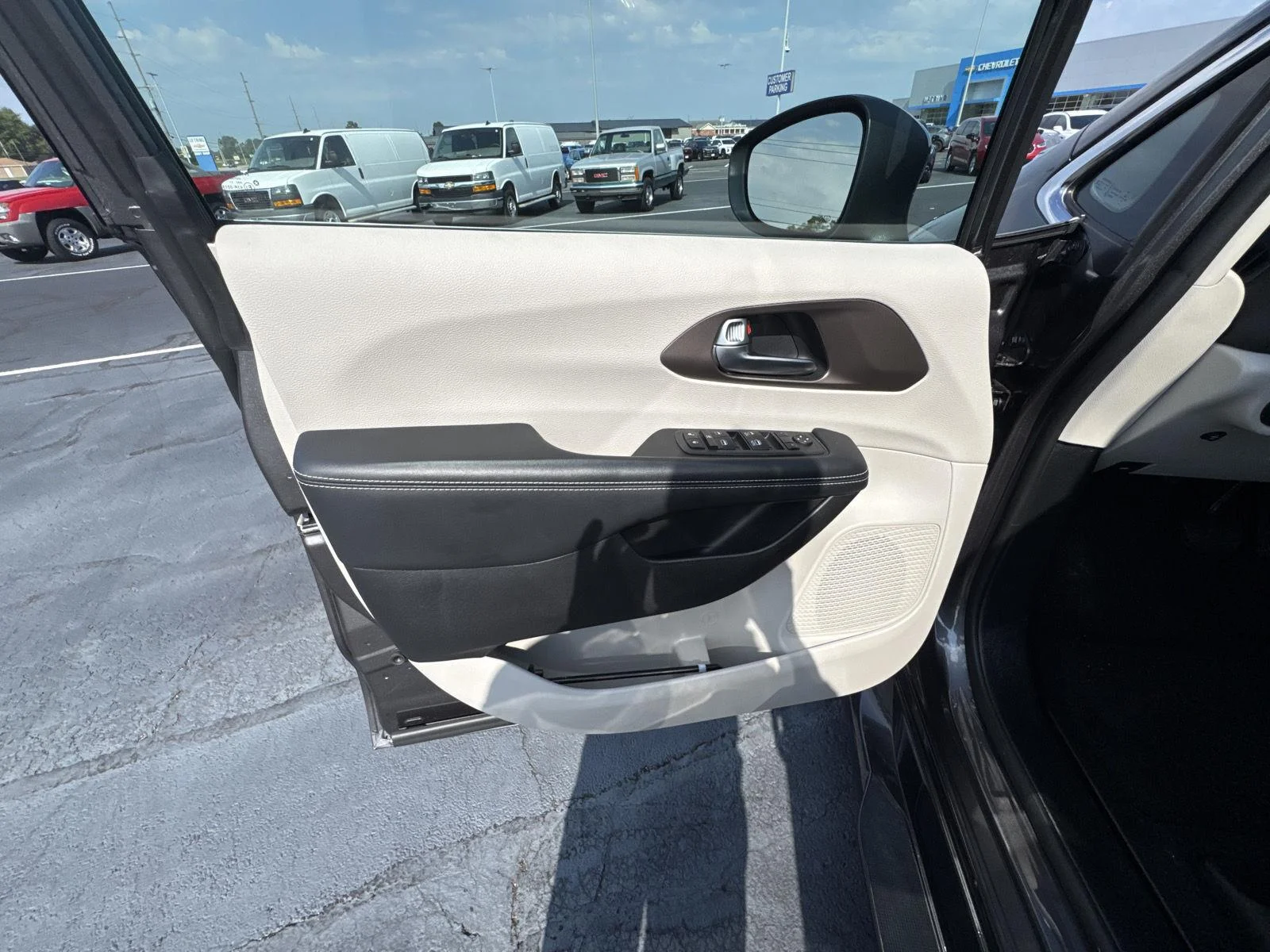 Used 2022 Granite Crystal M Chrysler LX image 7