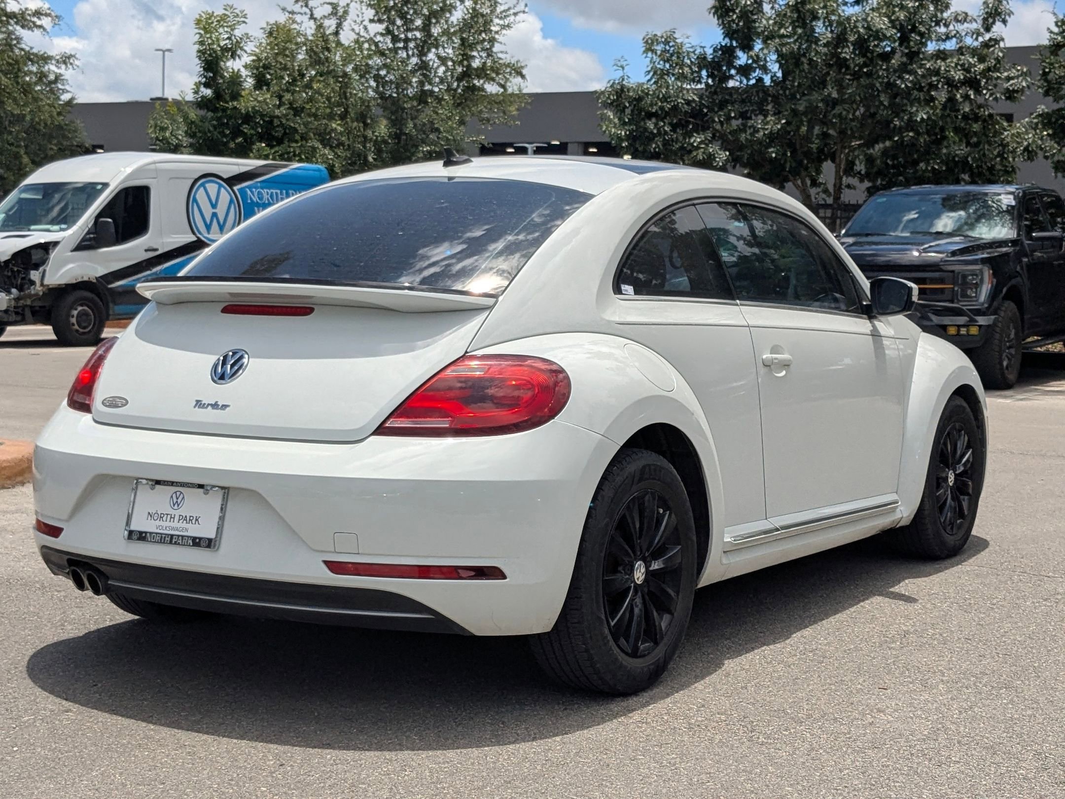 Used 2019 Pure White Volkswagen SE image 3