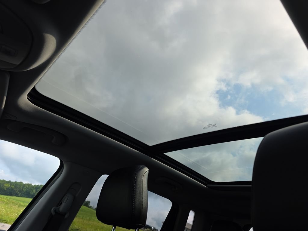 Used 2022 Silver Jeep Latitude image 20