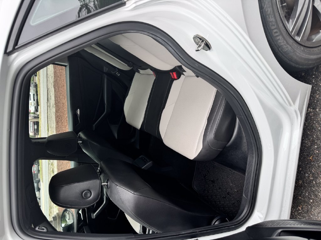Used 2021 White Volkswagen  image 17