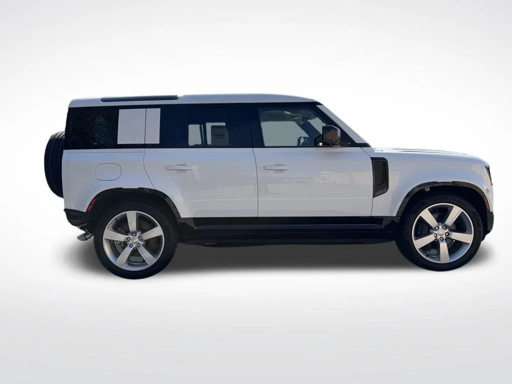 New 2025 Fuji White Land Rover X-Dynamic SE image 4