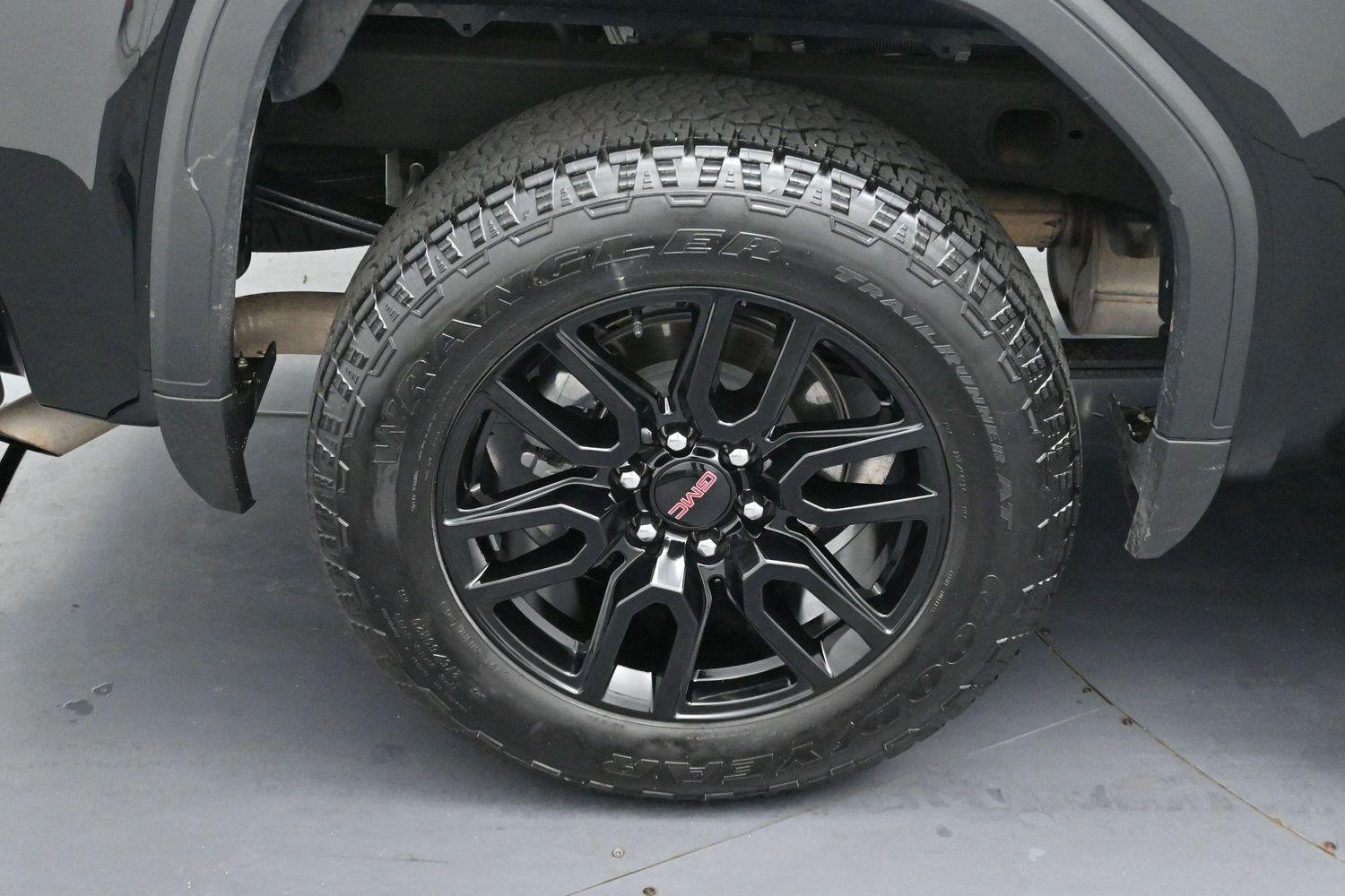 Used 2025 Onyx Black GMC Elevation image 34