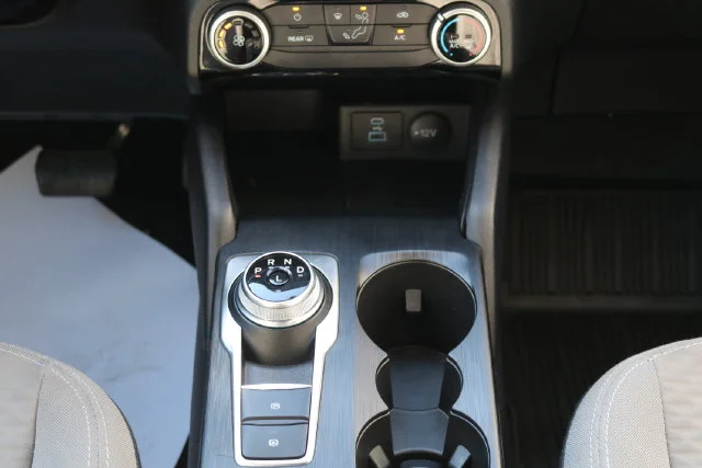 Used 2022 White Metallic Ford SE image 22