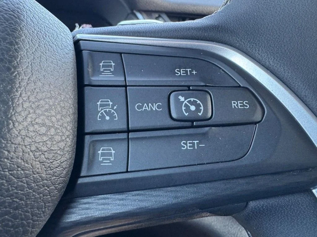 Used 2023 Red Jeep Altitude image 18