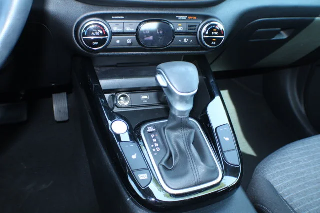 Used 2025 Snow White Pearl Kia EX image 11