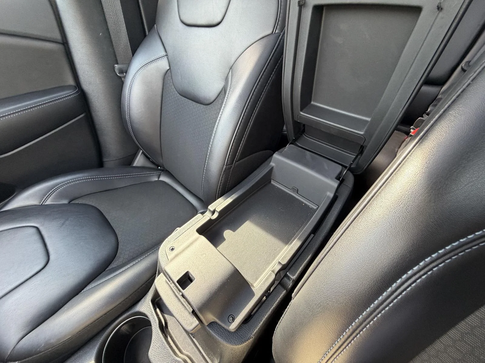 Used 2019 Bright White Clearcoat Jeep Latitude Plus image 14