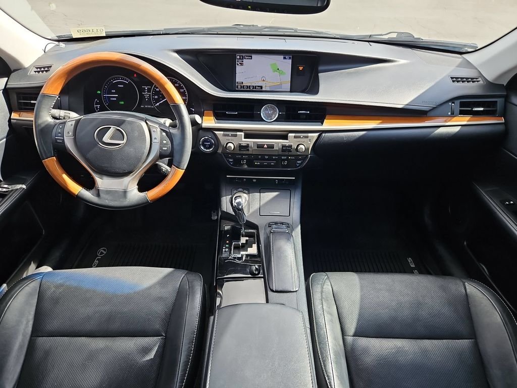 Used 2015 Silver Lexus 300h image 22