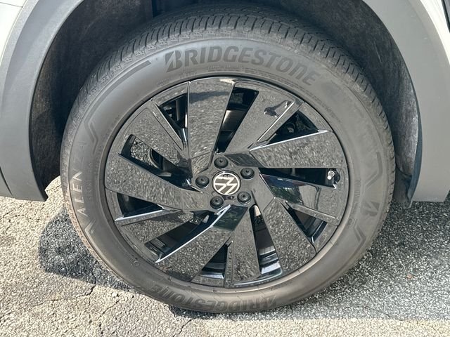 Certified Used 2024  Volkswagen 2.0T SE w/Technology image 17