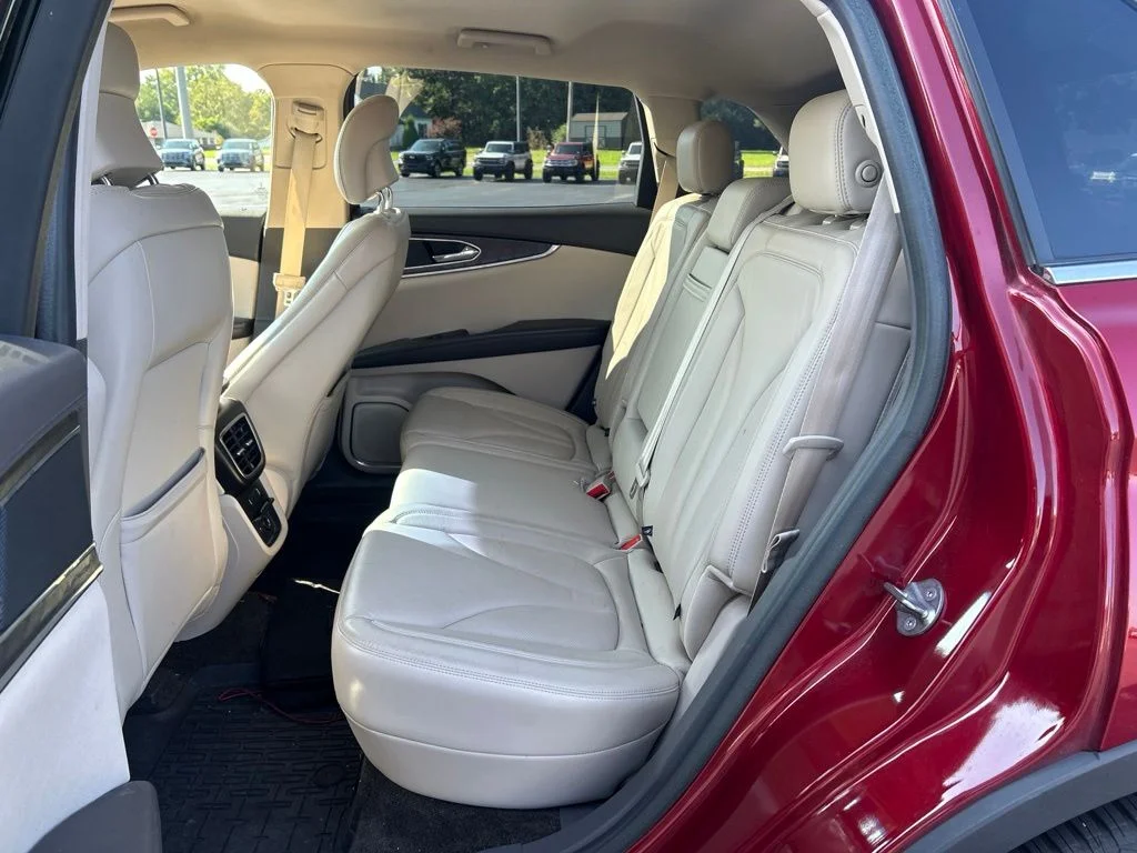 Used 2017 Ruby Red Metallic Lincoln Select image 11