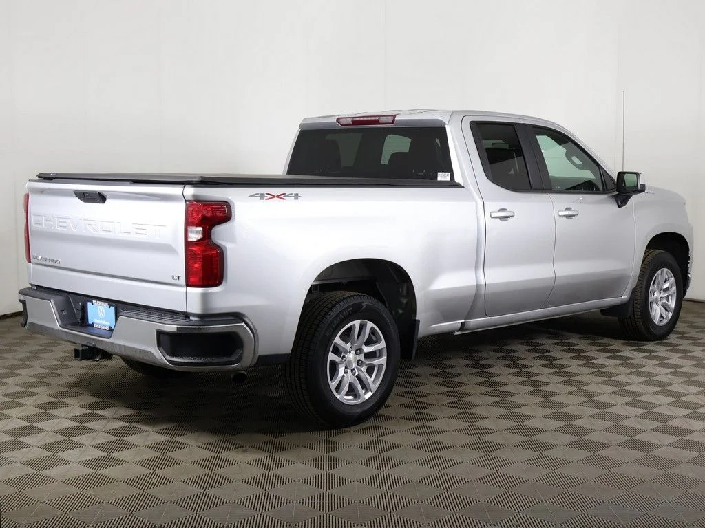 Used 2022 Silver Ice Metallic Chevrolet LT image 9