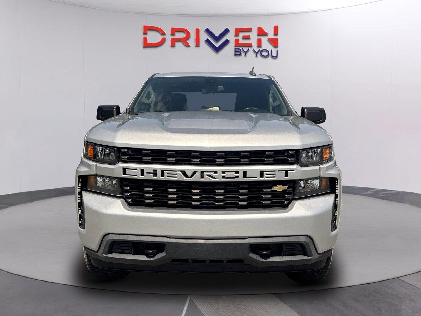 Used 2022 SILVER ICE METALLIC Chevrolet Custom image 9