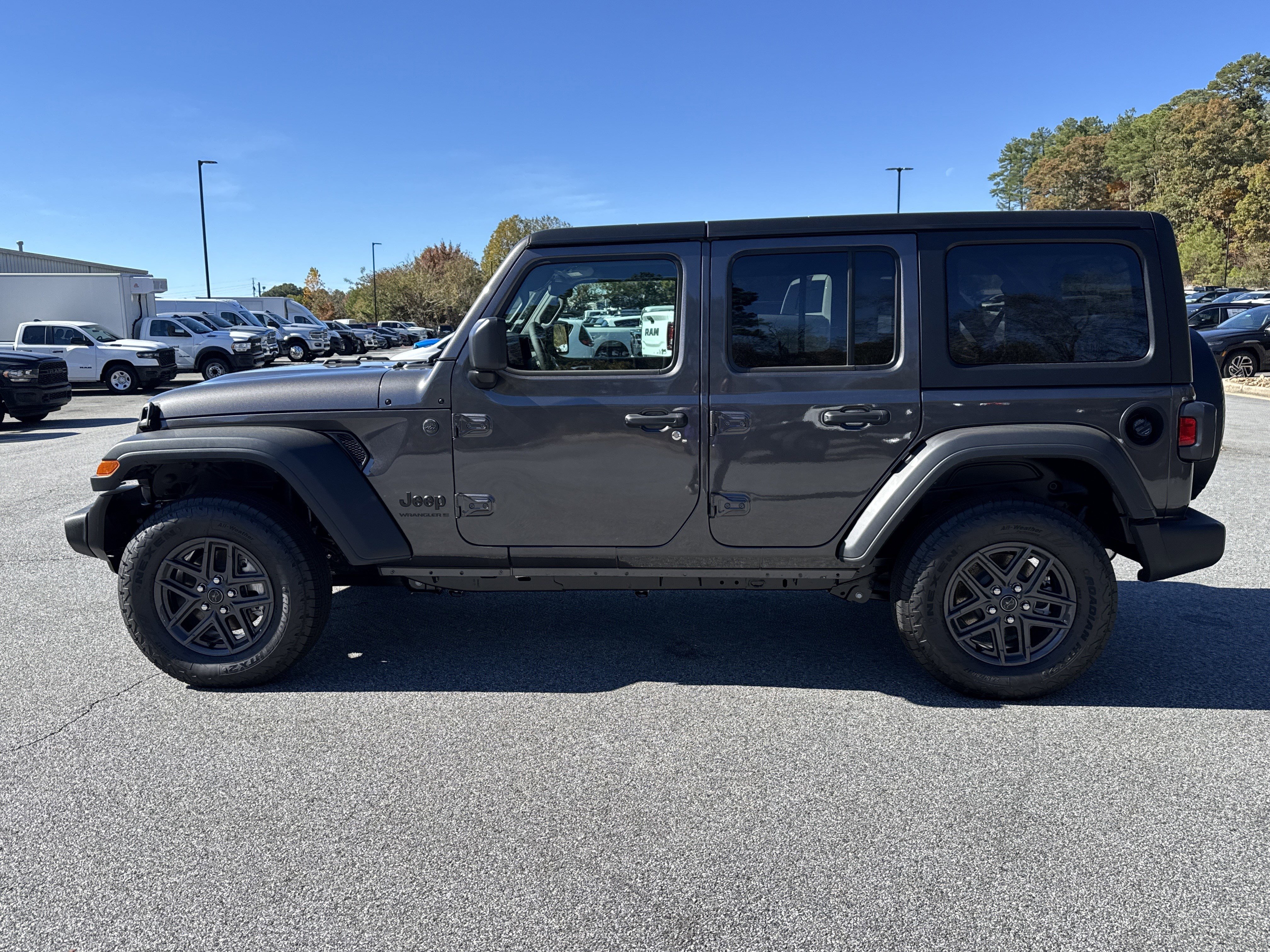 New 2025 Granite Crystal Metallic Clear-Coat Exterior Paint Jeep Sport S image 4