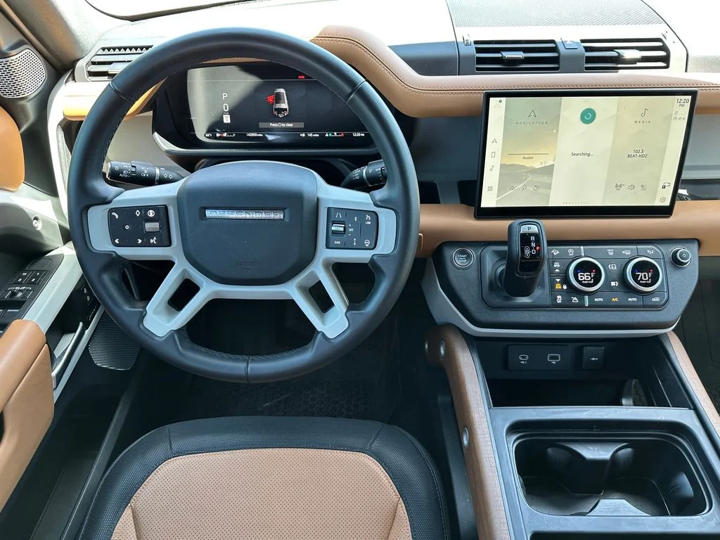 Used 2024 Blue Land Rover X-Dynamic SE image 18
