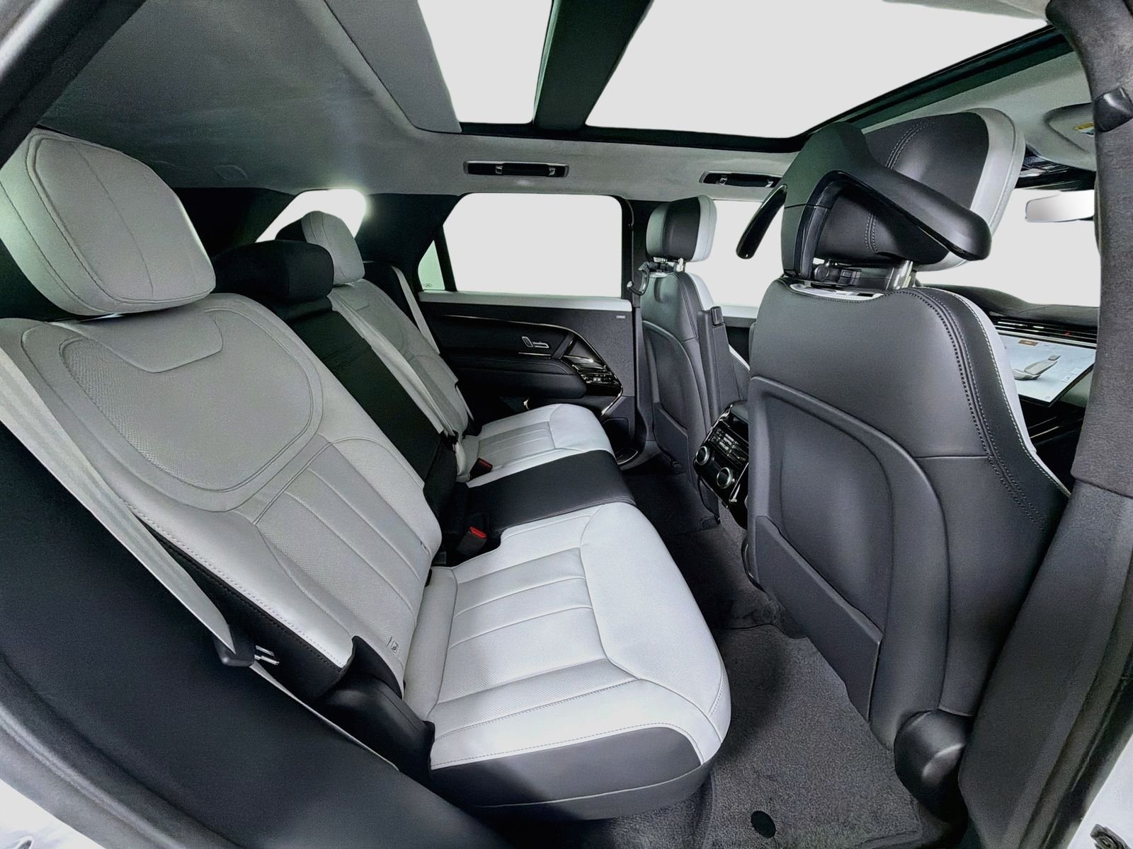 New 2027 Ostuni Pearl White Land Rover Battersea Edition image 31