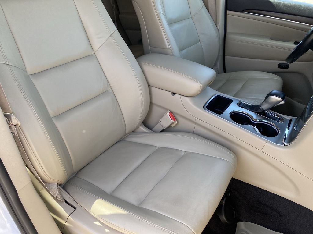 Used 2018 Bright White Clearcoat Jeep Limited image 34