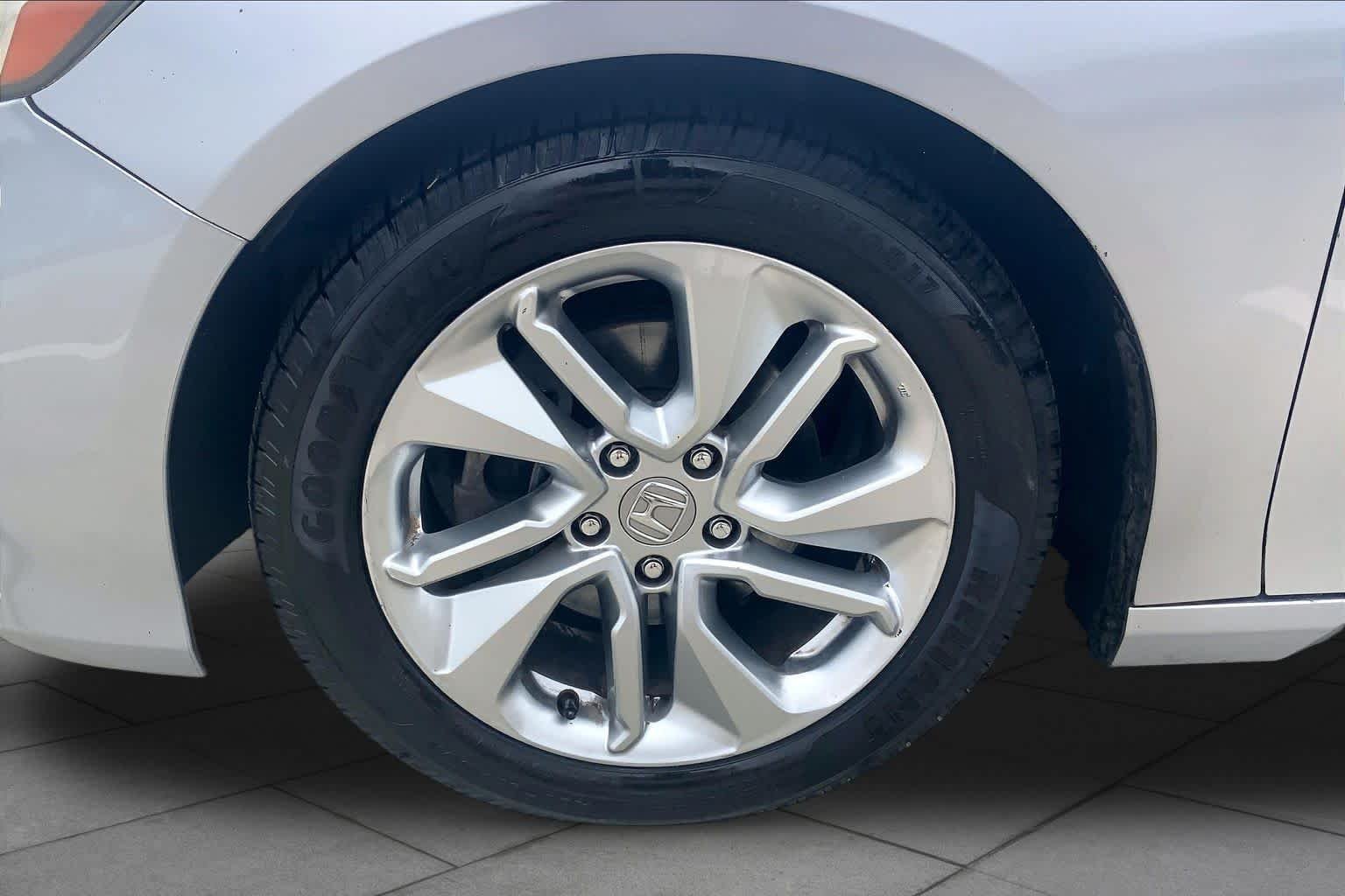 Used 2018 Lunar Silver Metallic Honda LX 1.5T image 11