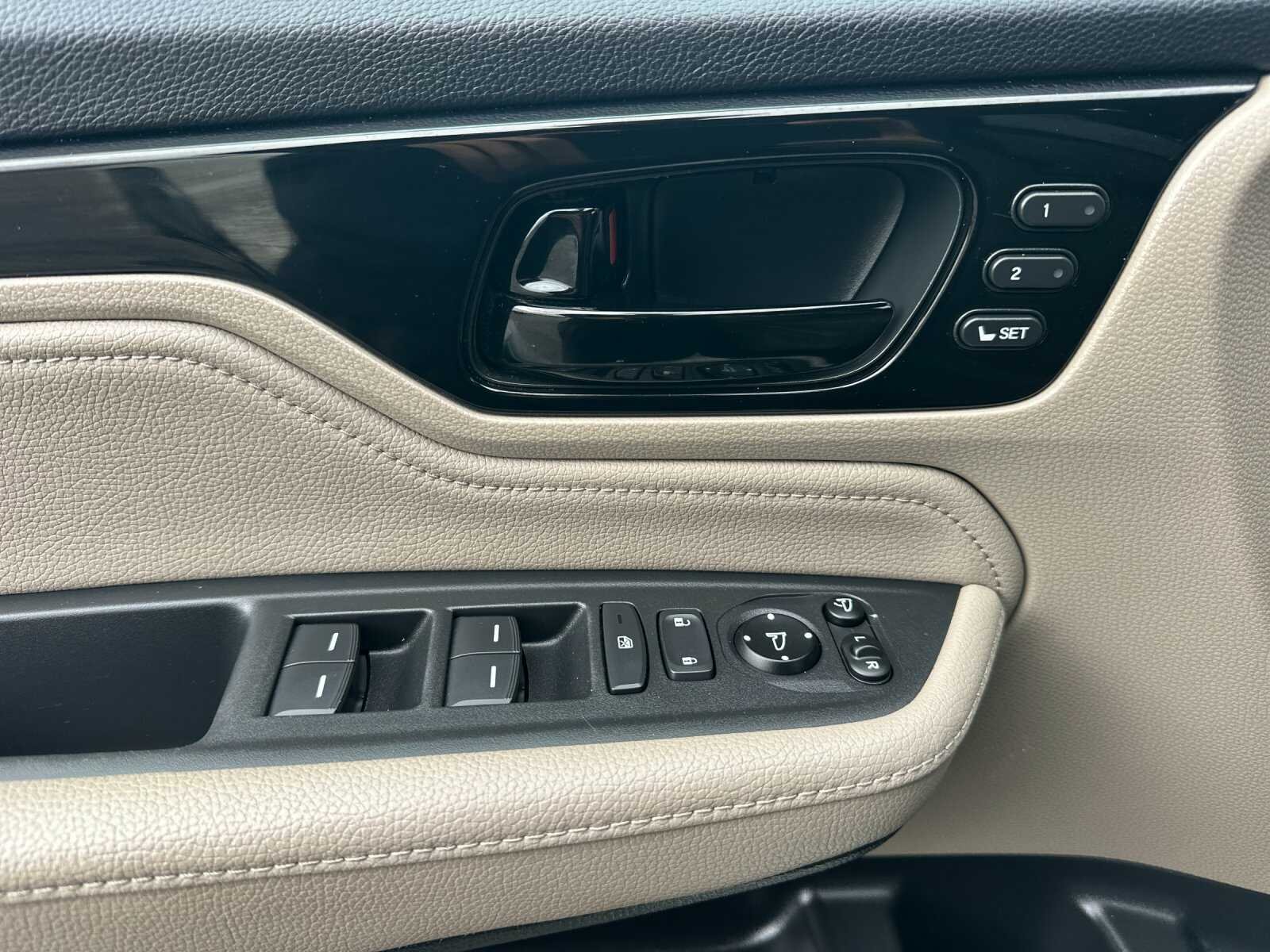 Used 2018 White Diamond Pearl Honda Elite 4D Passenger Van image 11