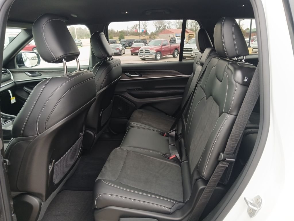 New 2026 Bright White Clear-Coat Exterior Paint Jeep Altitude image 32