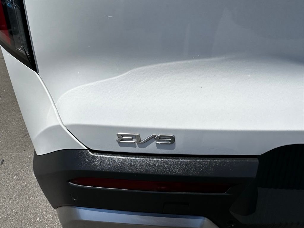 Used 2024 Snow White Pearl Kia Light Long Range image 9