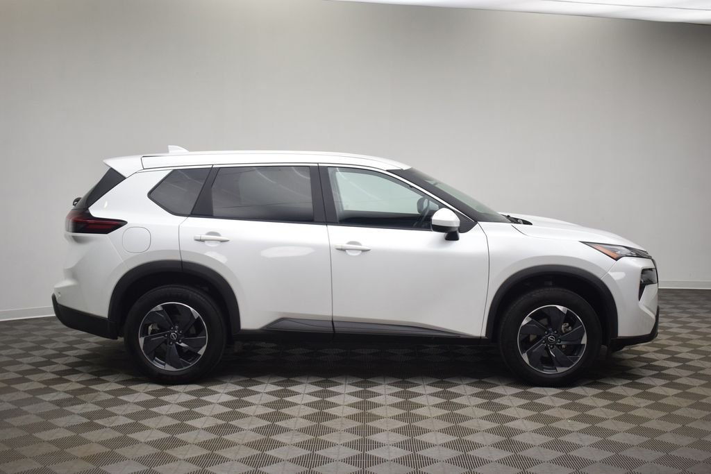 Used 2025 Everest White Pearl Nissan SV image 9