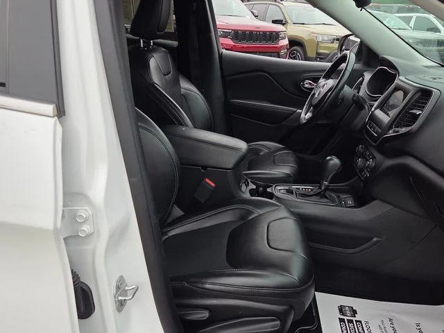 Used 2021 White Jeep Latitude Plus image 24