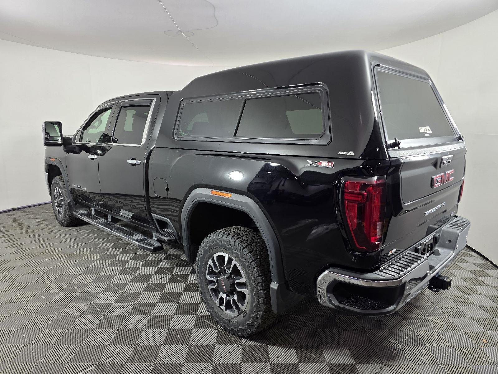 Used 2021 Ebony Twilight Metallic GMC SLT image 3