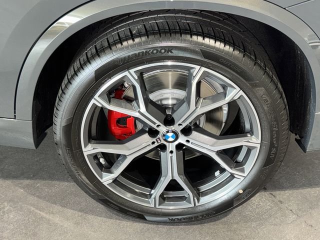 New 2026 Dravit Grey Metallic BMW xDrive50e image 25
