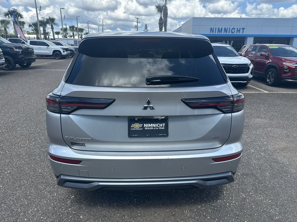 Used 2025 Silver Mitsubishi SE image 15