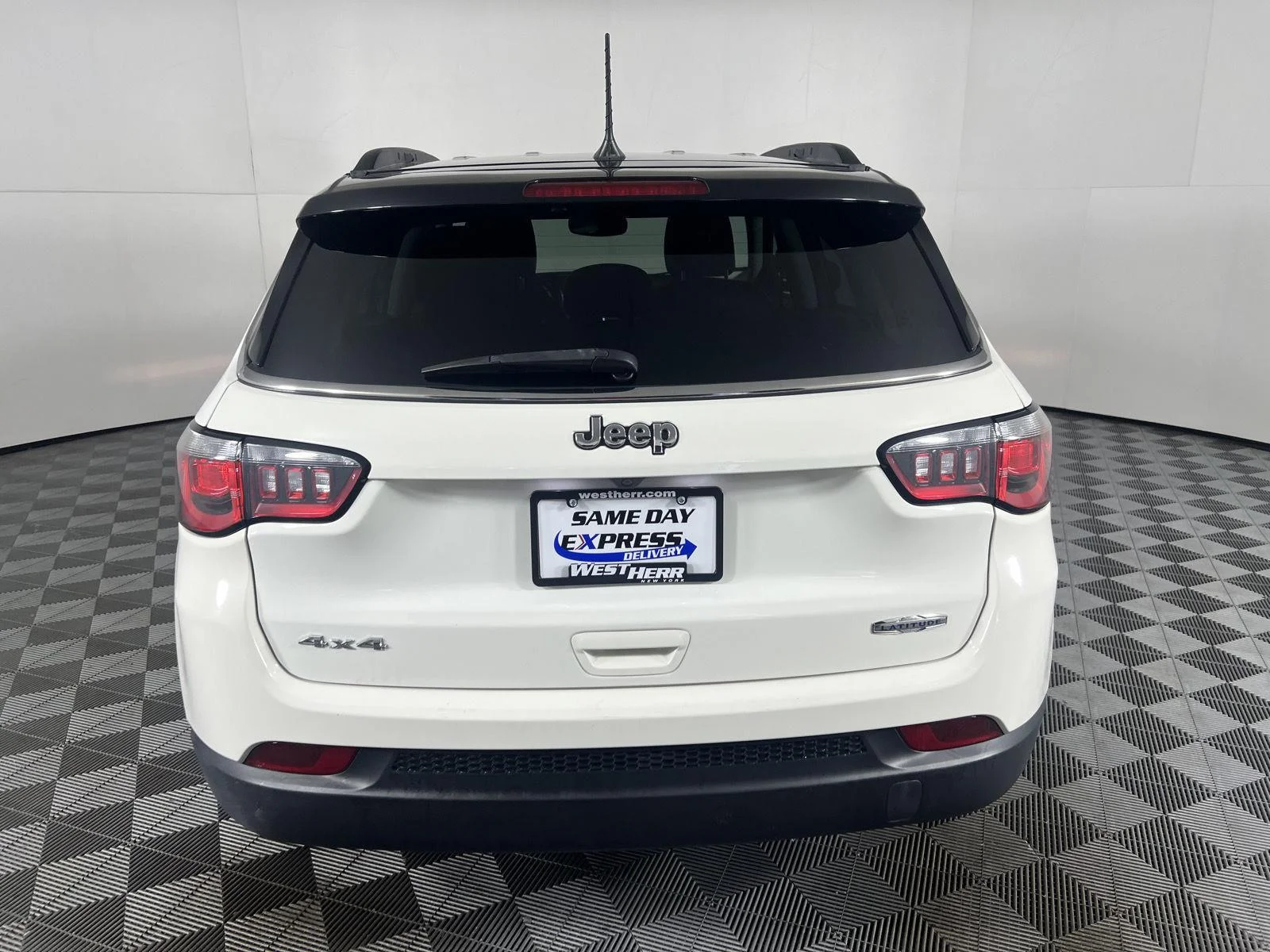 Used 2020 White Clearcoat Jeep Latitude image 8