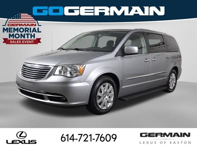 2016 Chrysler Town & Country Touring's photo